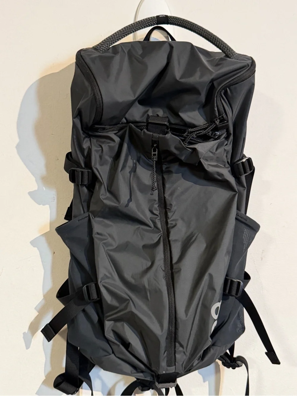On cloud running  gray Black Men’s Technical Backpack